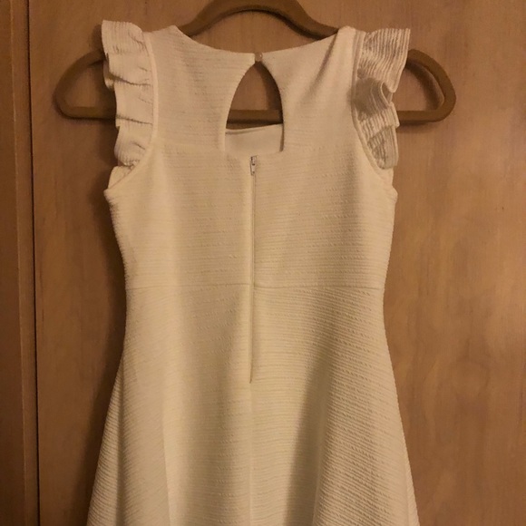Beautiful white short dress with ruffle sleeves . - Picture 2 of 4